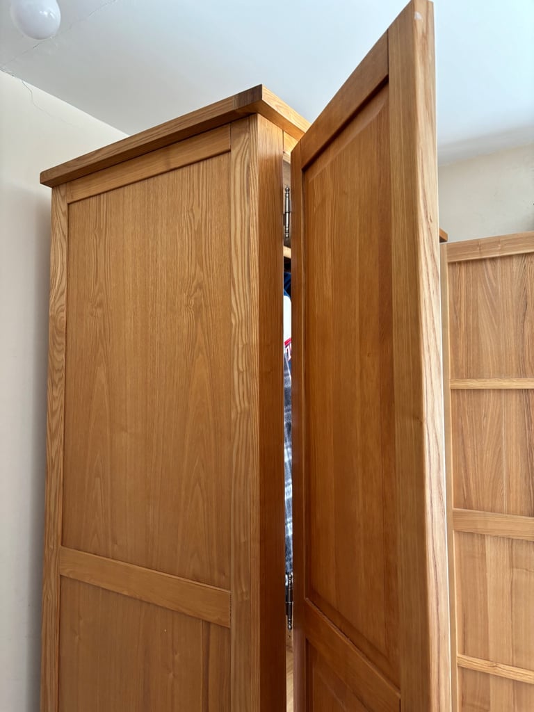 Beautiful ‘Sleepy Valley’ Solid Oak large double wardrobe with 2 spacious drawers like new DELIVERY