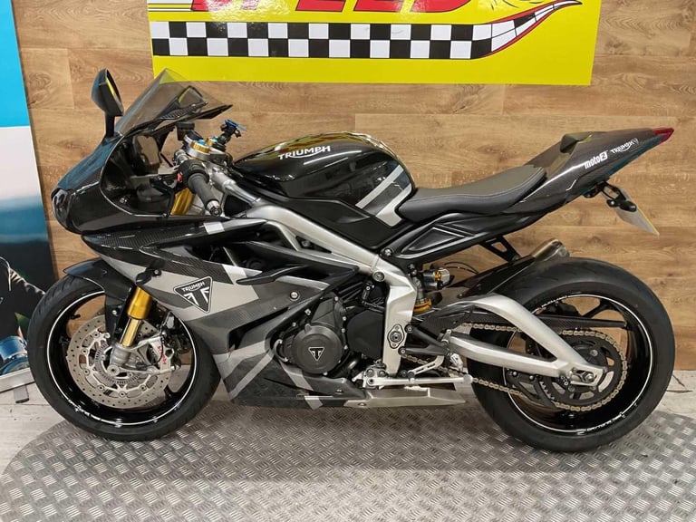 TRIUMPH DAYTONA MOTO2 765