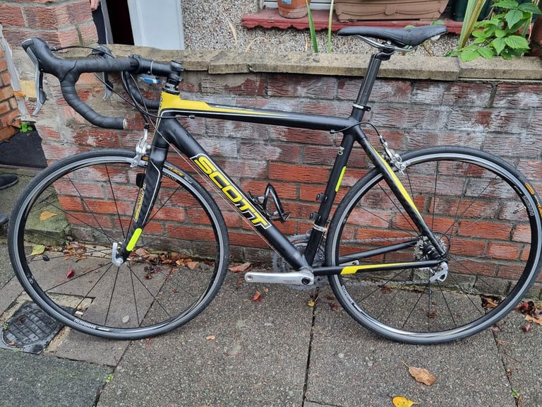 Scott speedster s10 road bike. Full ultegra groupset,  30 gears. R550 shimano wheels. Frame cracked.