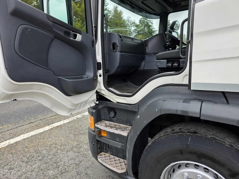 2016 Scania P320 Curtainsider