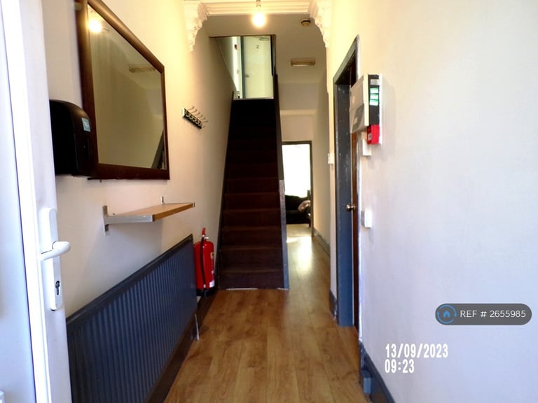 8 bedroom house in Booth Avenue, Manchester, M14 (8 bed) (#2655985)
