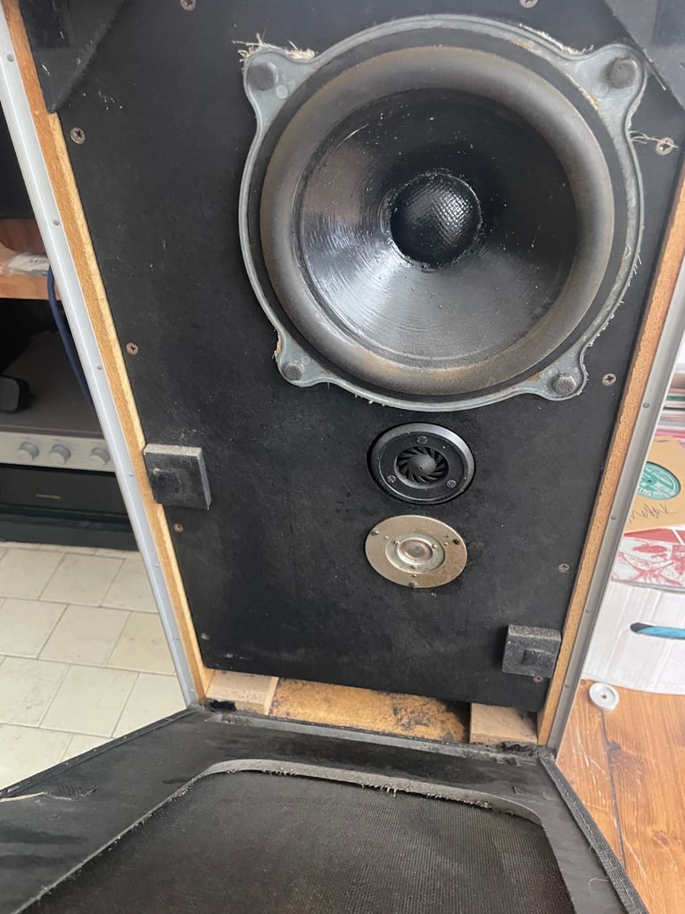 B&W DM2 series II floorstanding speakers