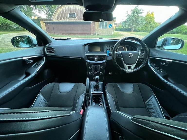 2018 Volvo V40 2.0 T2 R-Design Euro 6 (s/s) 5dr HATCHBACK Petrol Manual