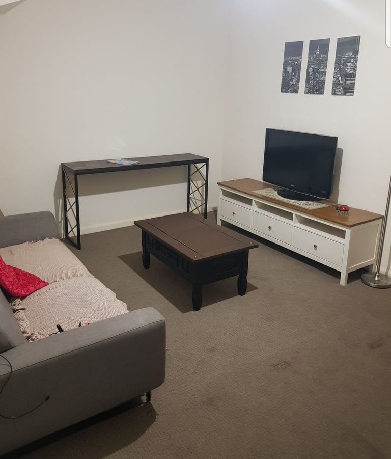 4 Bed End Terraced House in Oldbury Close to Town Centre Part Furnished