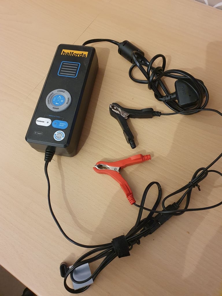 image for Halfords Smart Battery Charger - Good Condition
