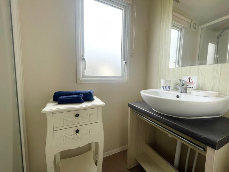 CHEAP STATIC CARAVAN FOR SALE AT BROADLAND SANDS HOLIDAY PARK - 11.5 MONTH OWNER SEASON