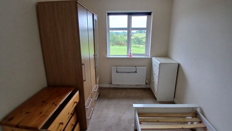 Middle bedroom for rent