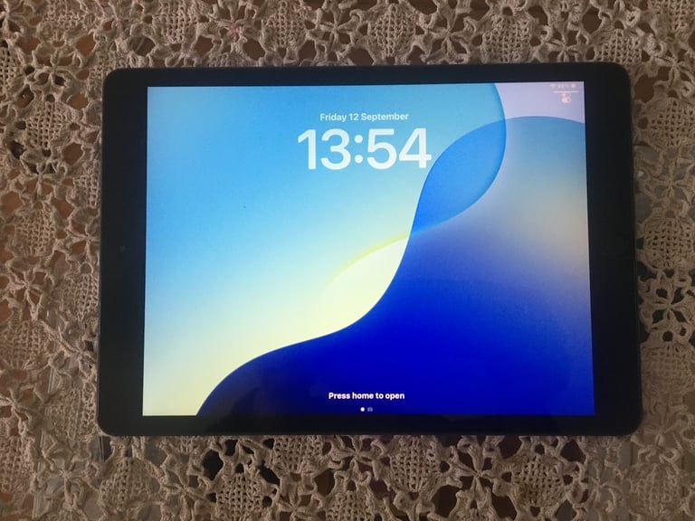 image for Ipad 7th gen. 32 GB, great condition, with keyboard, accessories and box