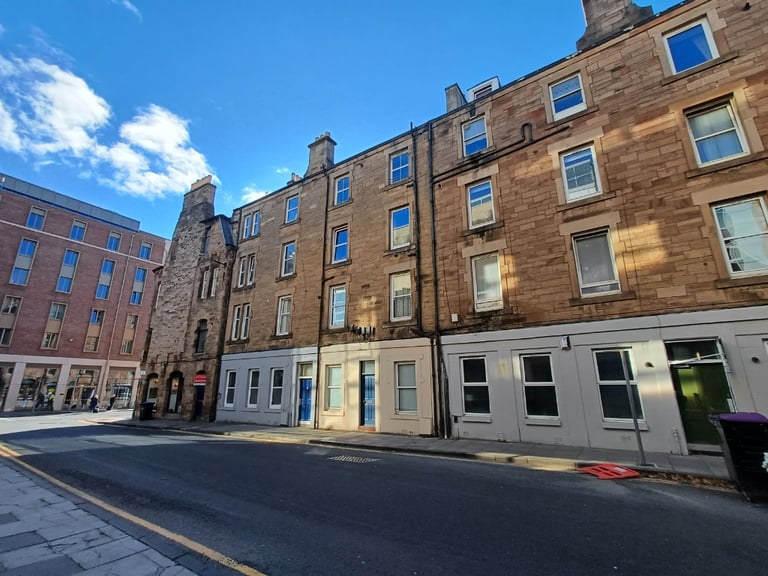 2 bedroom flat in Grove Street, Fountainbridge, Edinburgh, EH3 8AP