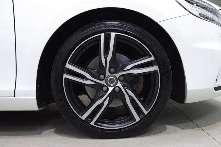 2017 Volvo V40 2.0 T2 R-Design Nav Plus Euro 6 (s/s) 5dr HATCHBACK Petrol Manual