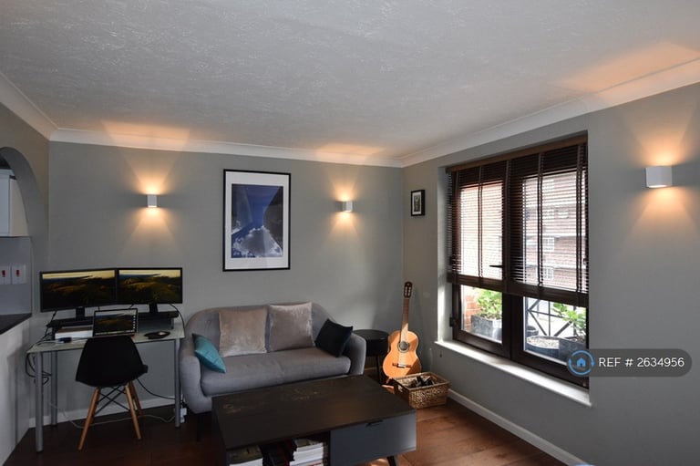 Studio flat in Discovery Walk, London, E1W (#2634956)