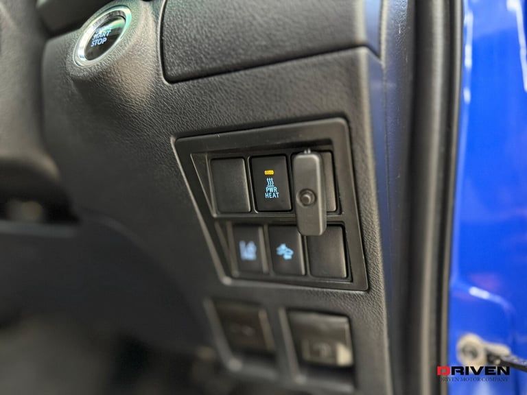 HUGE SPEC! TOYOTA HILUX INVINCIBLE 2.4 D-4D 4WD AUTO + NO VAT + FREE DELIVERY!