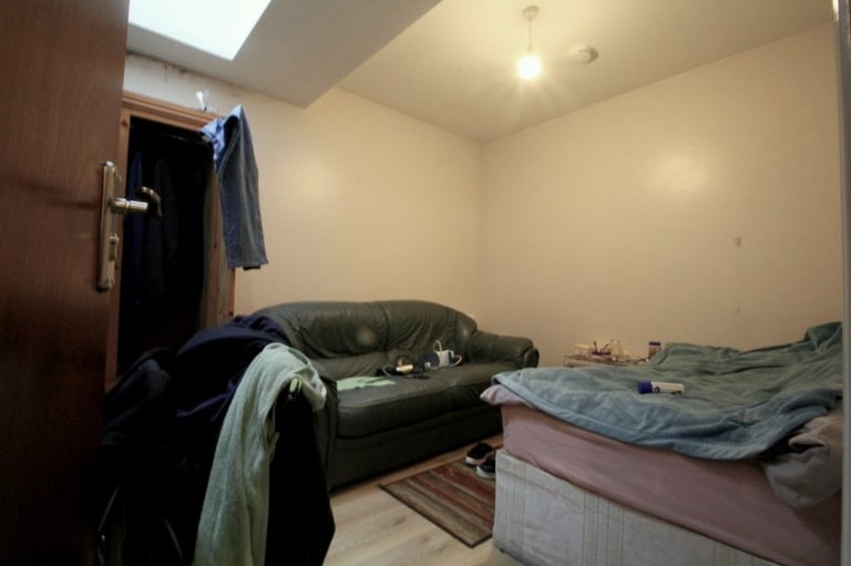 Chain Free! Hane Estate Agents offer a 5 bedroom, 3 reception room mid terrace house.