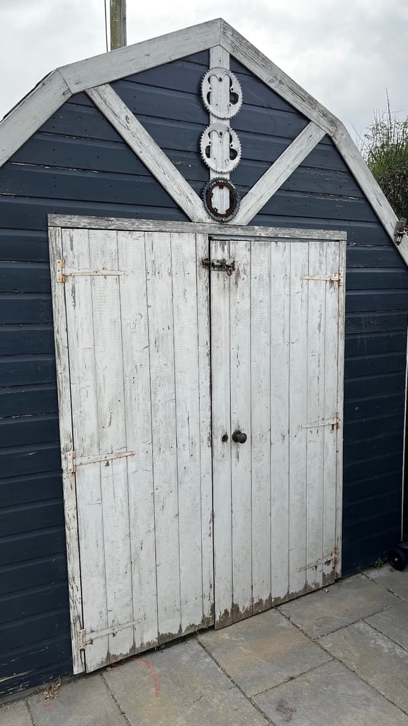 Free barn style shed. Must be gone on this Saturday morning 25th oct