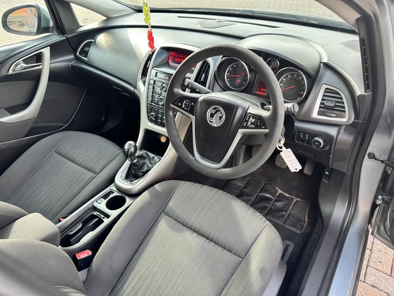 2011 Vauxhall Astra 1.4 16v Exclusiv Euro 5 5dr HATCHBACK Petrol Manual