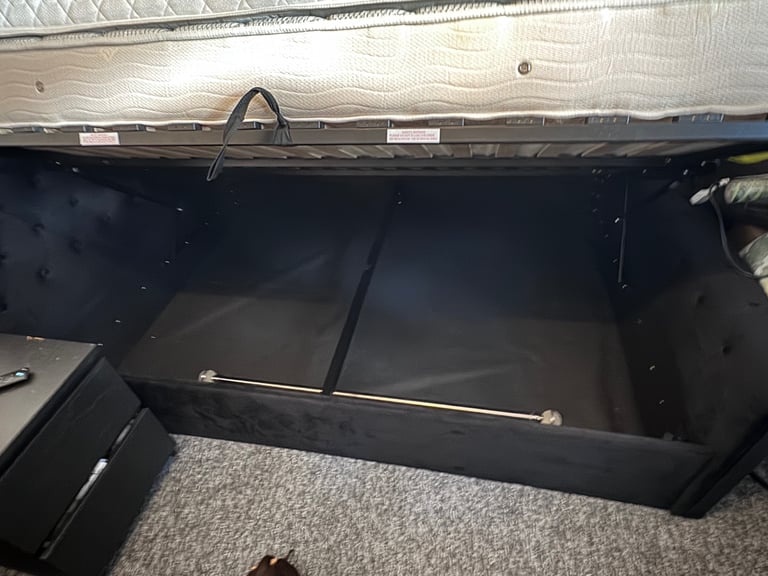 Double bed / mattress 