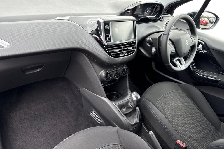 2019 Peugeot 208 1.2 PureTech Signature Euro 6 (s/s) 5dr Hatchback PETROL Manual