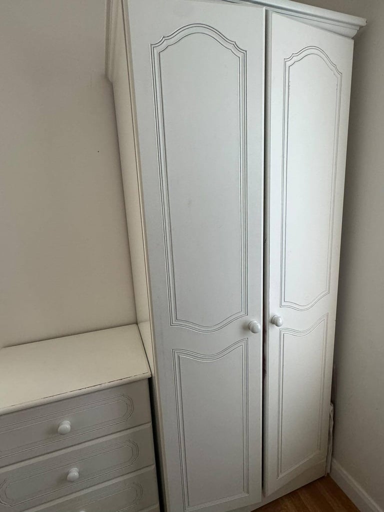Bedroom furniture set