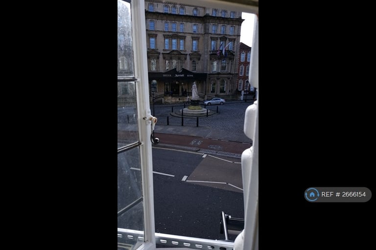 3 bedroom flat in College Green, Bristol, BS1 (3 bed) (#2666154)