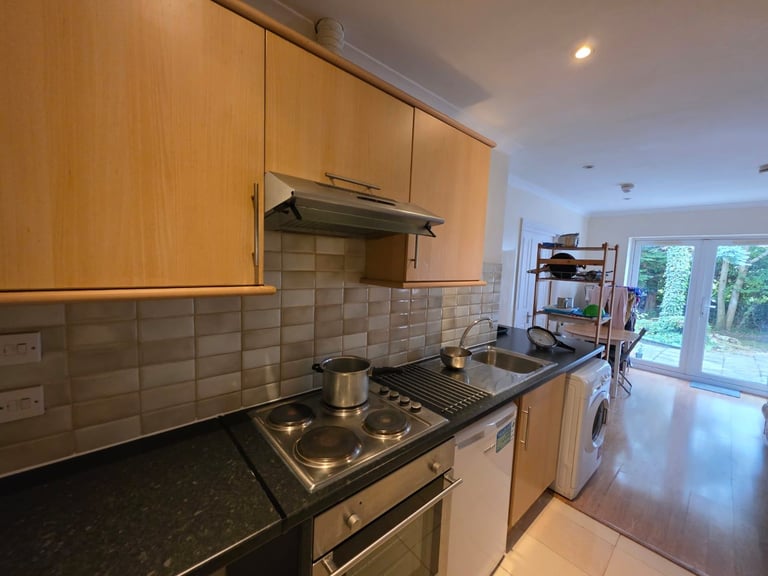 DOUBLE ROOM+ PRIVATE EN-SUITE SHOWER ROOM AVAILABLE - 7 Minutes walk to the BARNET HOSPITAL 