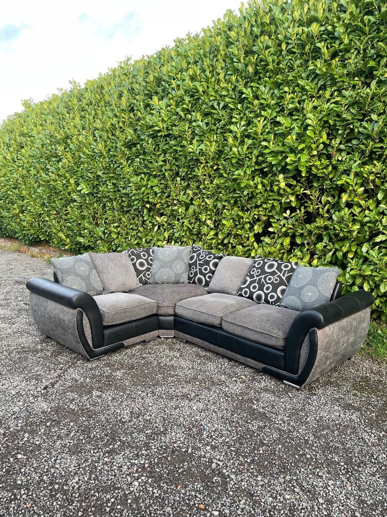 FREE DELIVERY 🥰🚚🥰 BLACK & GREY FABRIC & LEATHER CORNER SOFA GOOD CONDITION 