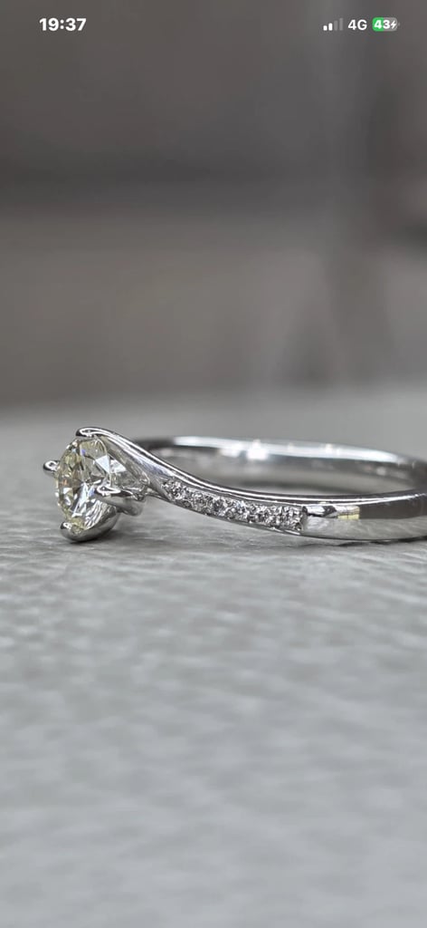 PLATINUM DIAMOND SOLITAIRE RING.
