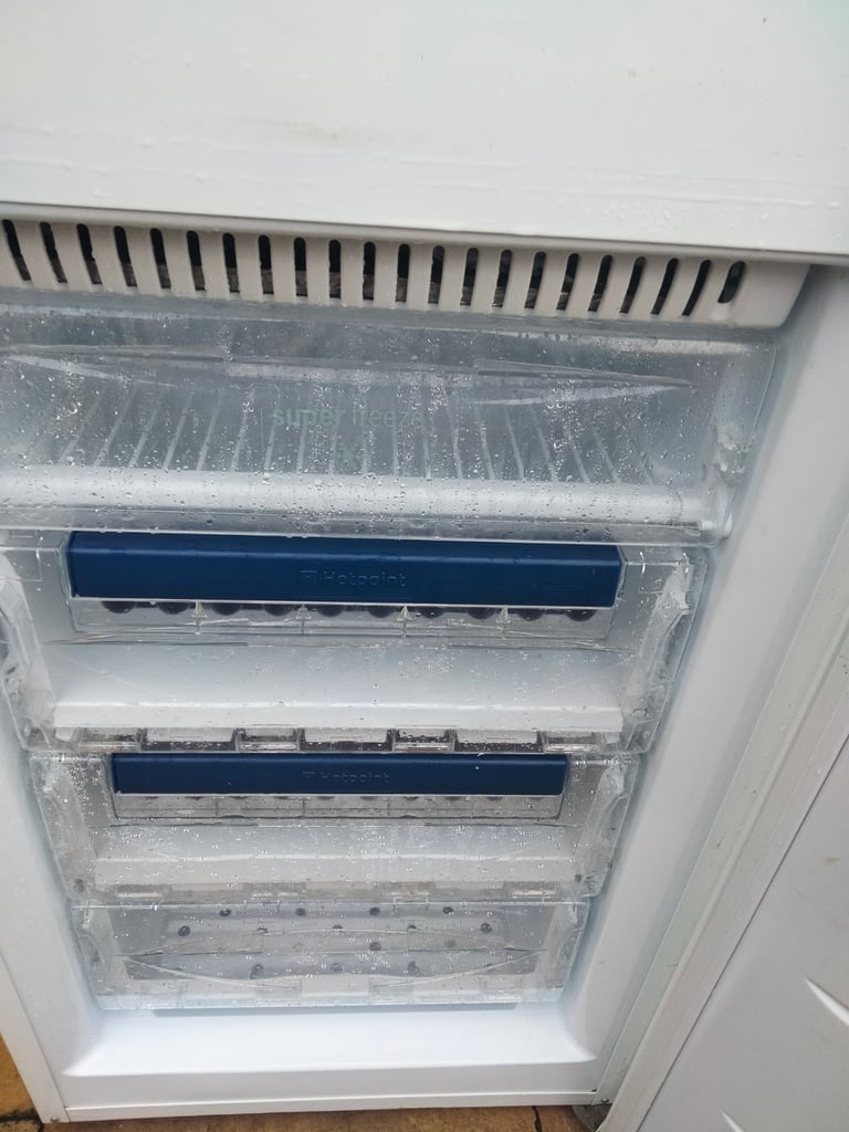 HOTPOINT FRIDGE FREEZER FROST FREE 