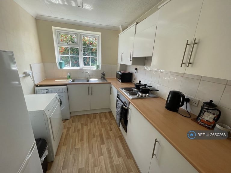 1 bedroom flat in Bradford Court, Leamington Spa, CV31 (1 bed) (#2650268)
