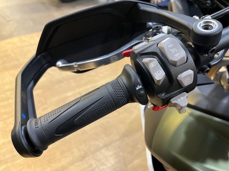 2025 Triumph Tiger 900 RALLY PRO PREMIUM TWIN COLOUR Petrol black 6 Speed