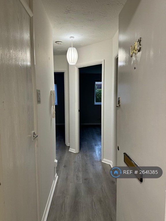 2 bedroom flat in Wordsworth Mead, Redhill, RH1 (2 bed) (#2641385)