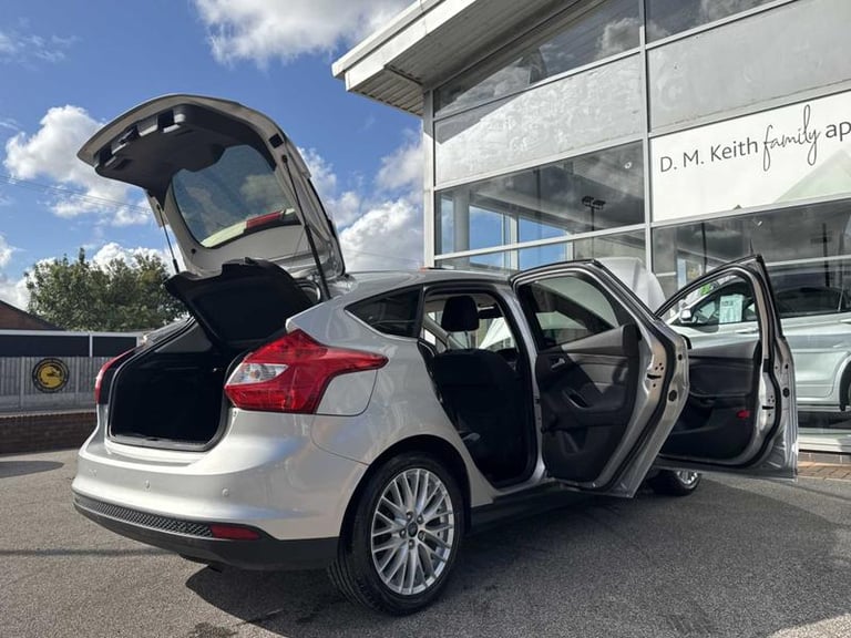 2014 Ford Focus 1.6 125 Zetec Navigator 5dr Powershift HATCHBACK PETROL Automatic