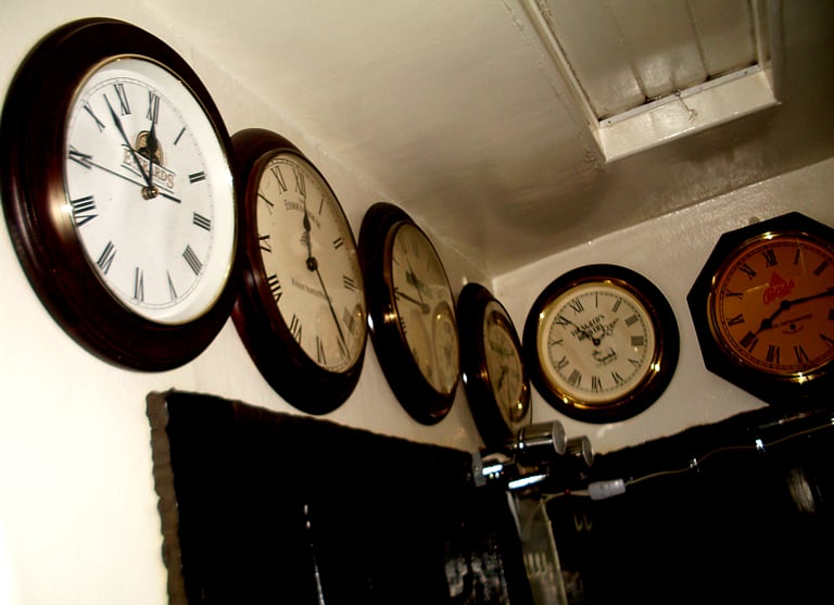 OPEN EVERY DAY: VINTAGE PUB, SHED & HOME BAR ALADDIN'S CAVE: - MICROPUB, MAN & WOMAN CAVES