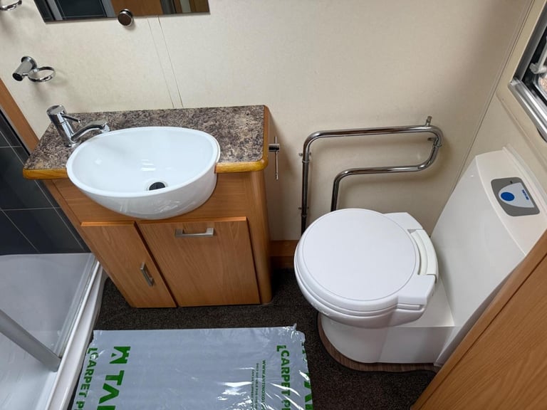 2011 Buccaneer Schooner Fixed bed end large washroom