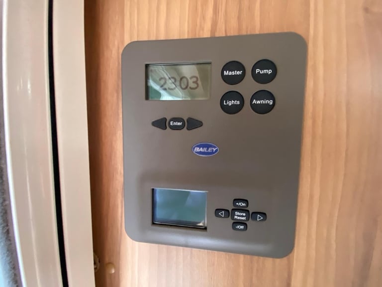 BAILEY UNICORN VIGO - 2014 - ISLAND BED - 4 BERTH - MOVER - PRISTINE 
