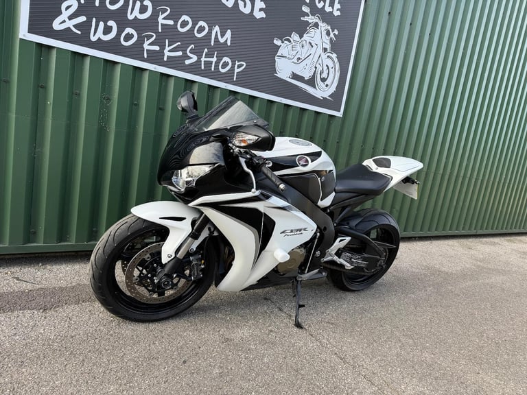 Honda CBR1000RR Fireblade 2008 White and Black 12k Miles Very Clean Bike 