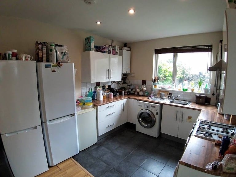 Double room in all female house in Roath. All bills included