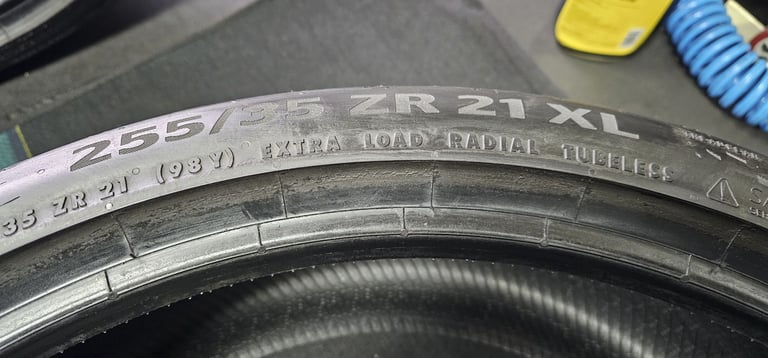 255 35 21    2 x tyres Continental Sport Contact 7