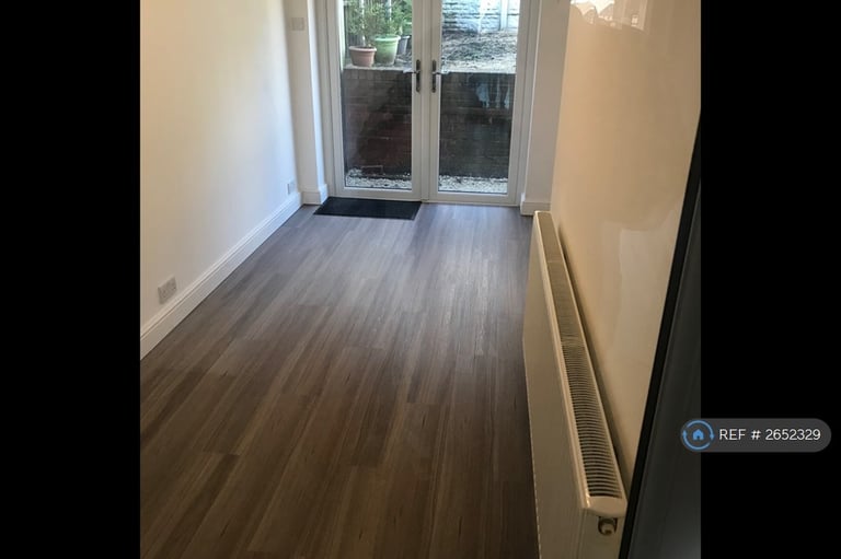 1 bedroom flat in The Parade, Sheffield, S12 (1 bed) (#2652329)