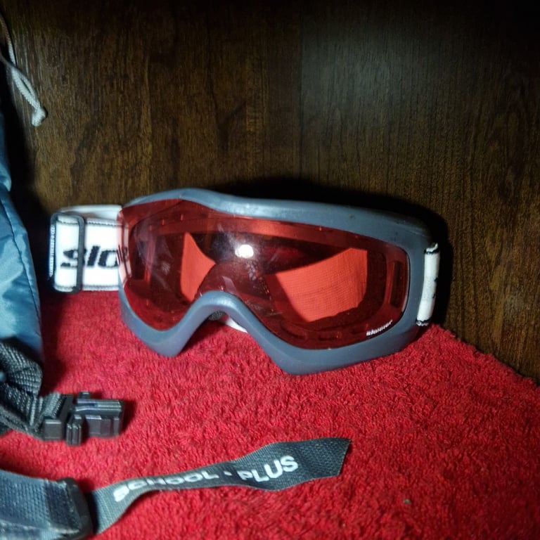 Slokker School Plus Ski Snowboard Goggles – Red Lens – With Bag & Strap
