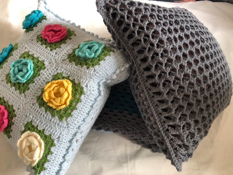 Handmade Crochet Blanket 155x155cm with 2 Free Cushion Covers – Beautiful Gift Set