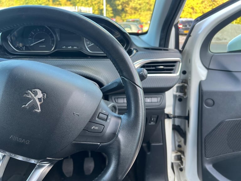 2015 Peugeot 208 1.2 PureTech 82 Active 5dr HATCHBACK Petrol Manual