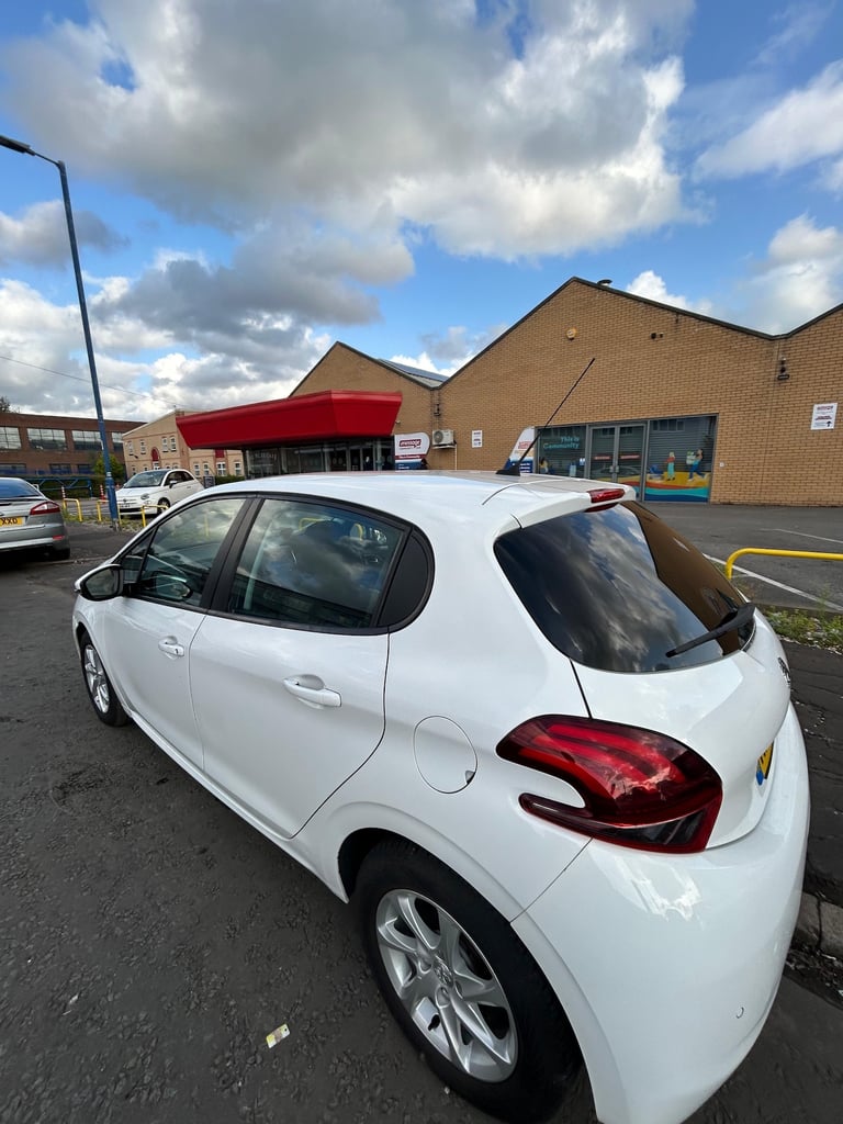 PEUGEOT 208 2016 white manual