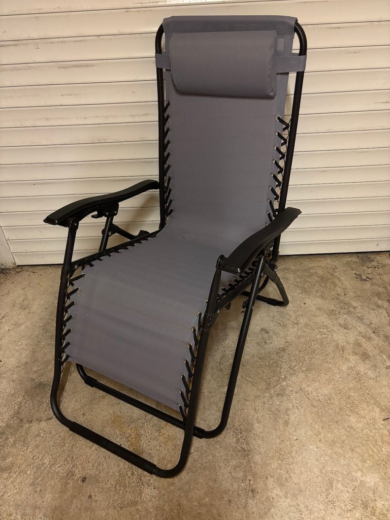 2 gravity garden chairs 