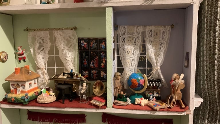 Lovely unique collectible wooden dolls house (1/12th scale), with lighting and contents 