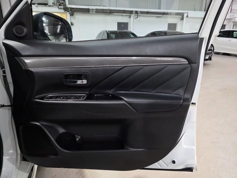 2019 Mitsubishi Outlander 2.4h TwinMotor 13.8kWh 4hs CVT 4WD Euro 6 (s/s) 5dr ESTATE Petrol/Elect...