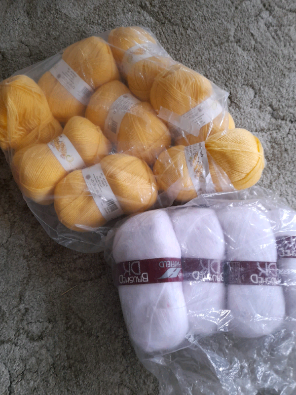 4 balls flecked white wool, and 7.5 balls yellow wool