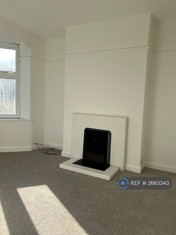 3 bedroom house in Brant Avenue, Newcastle-Under-Lyme, ST5 (3 bed) (#2663343)