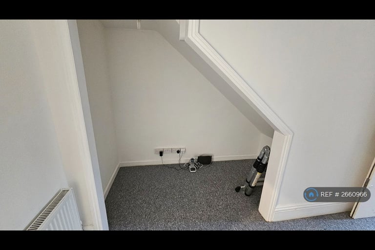 1 bedroom flat in Upper Richmond Road West, London, TW10 (1 bed) (#2660966)