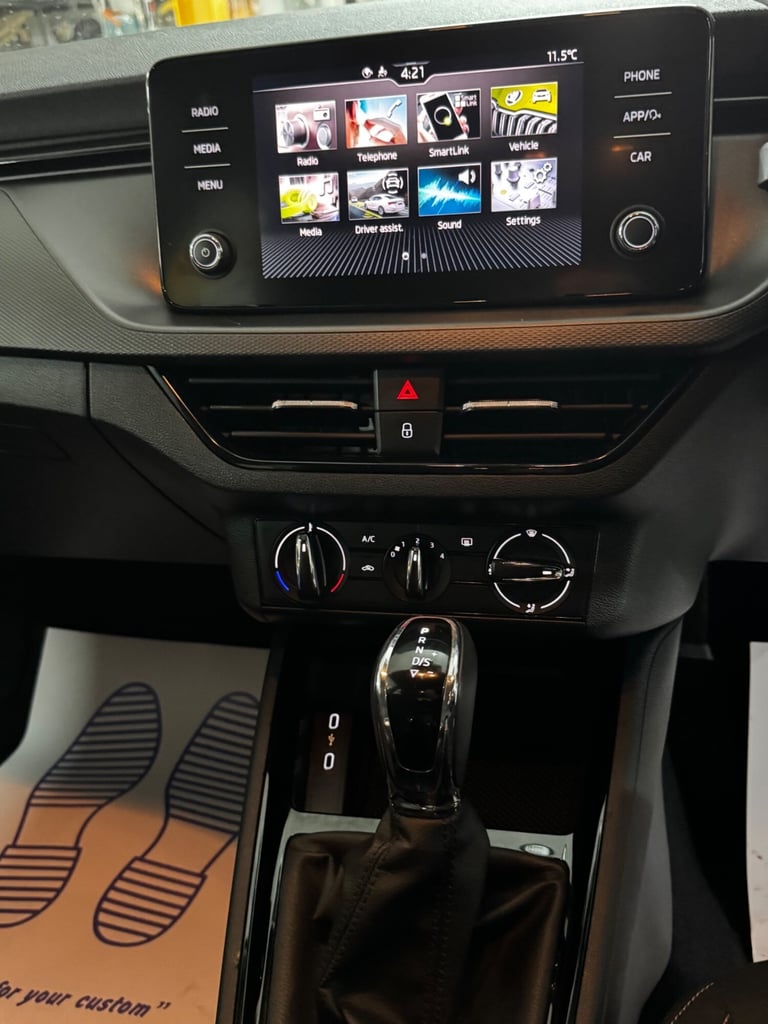 One Owner | Rear parking sensors| Apple Car play