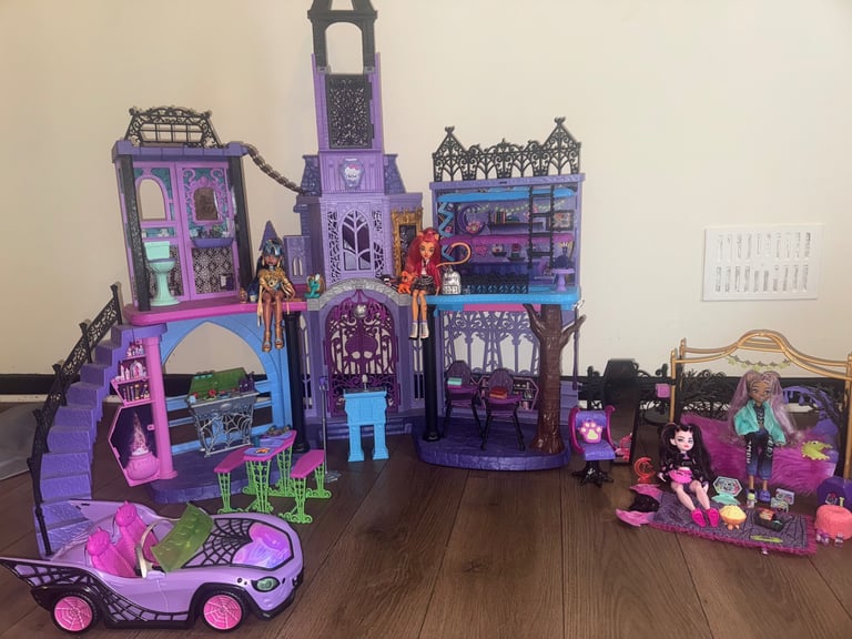 Monster high dolls house, monster high creepover, monster high car